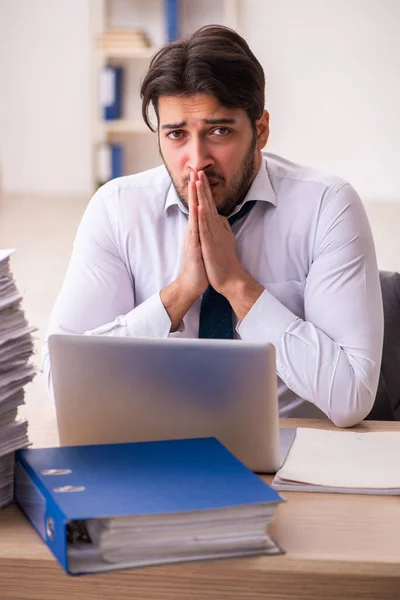 Jonge zakenman werknemer ontevreden met overmatig werk in het kantoor — Stockfoto