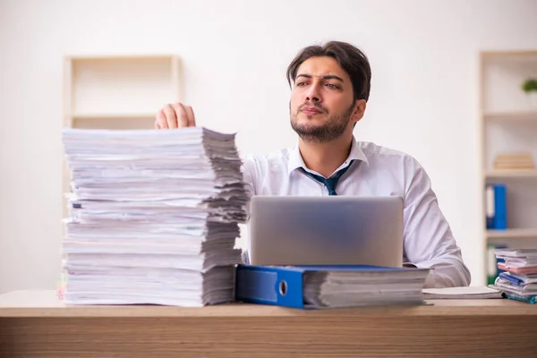 Jungunternehmer unzufrieden mit exzessiver Arbeit im Büro — Stockfoto