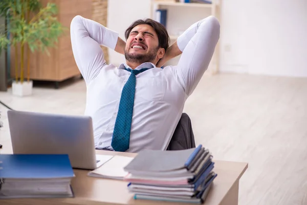 Jeune homme d'affaires employé mécontent du travail excessif au bureau — Photo