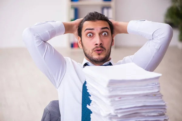 Jovem empresário empregado infeliz com excesso de trabalho no escritório — Fotografia de Stock