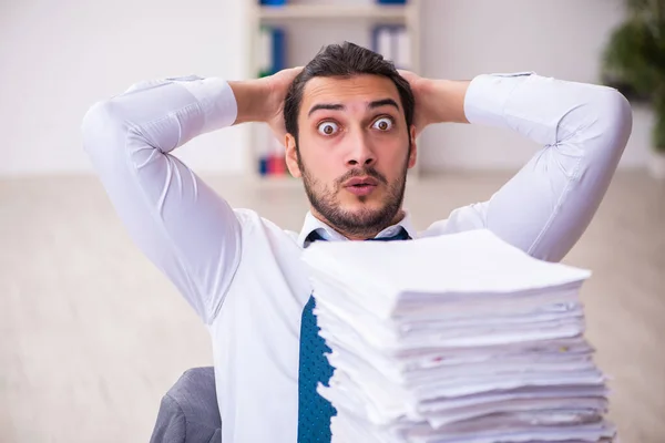 Jungunternehmer unzufrieden mit exzessiver Arbeit im Büro — Stockfoto