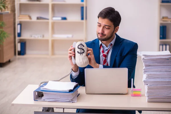 Empleado joven empresario descontento con el trabajo excesivo en la oficina — Foto de Stock