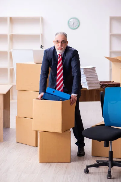 Antiguo empleado de negocios en concepto de reubicación — Foto de Stock