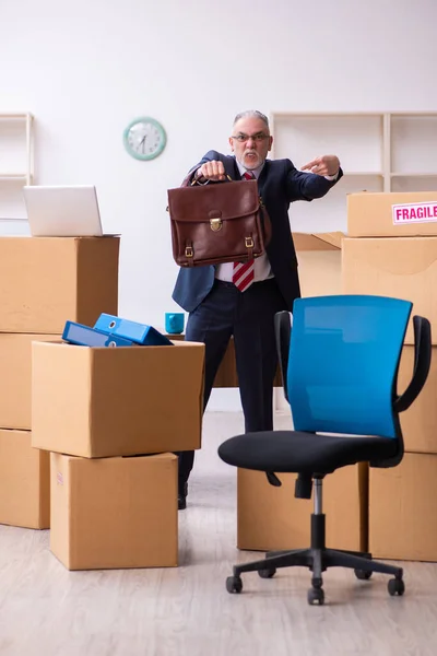 Velho empresário empregado no conceito de realocação — Fotografia de Stock