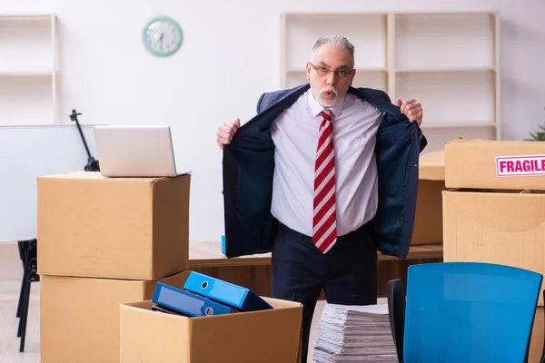 Velho empresário empregado no conceito de realocação — Fotografia de Stock