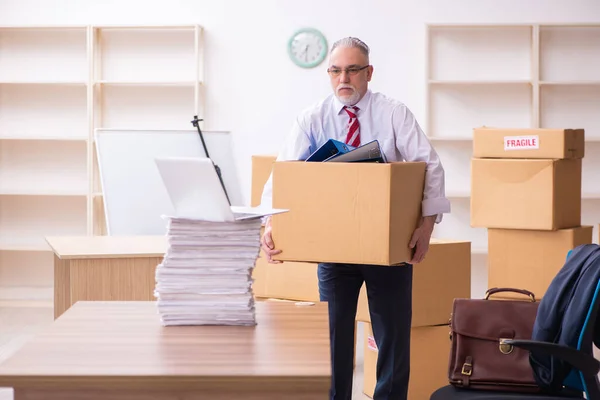 Vieil homme d'affaires employé dans le concept de réinstallation — Photo