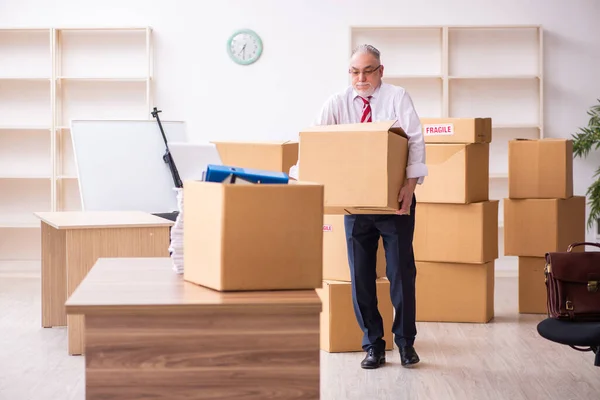 Velho empresário empregado no conceito de realocação — Fotografia de Stock