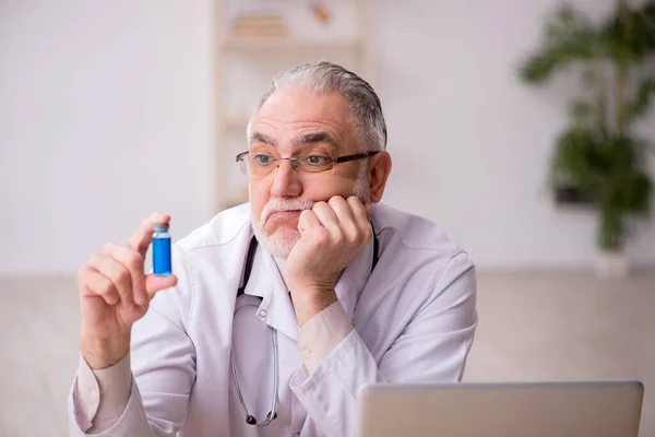 Öreg férfi orvos vakcinázási koncepcióban — Stock Fotó