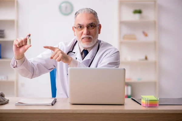 Velho médico do sexo masculino no conceito de vacinação — Fotografia de Stock