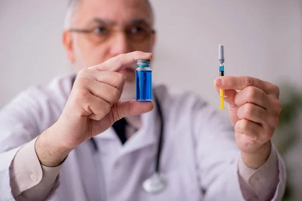 Old male doctor in vaccination concept — Stock Photo, Image