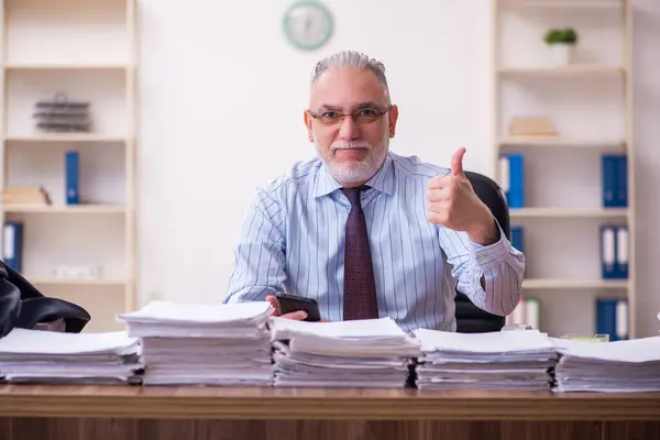 Velho empresário empregado infeliz com excesso de trabalho no escritório — Fotografia de Stock