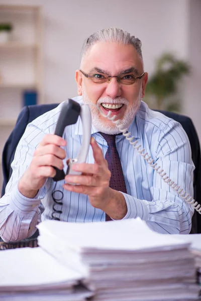 Oude zakenman werknemer ontevreden met overmatig werk in het kantoor — Stockfoto