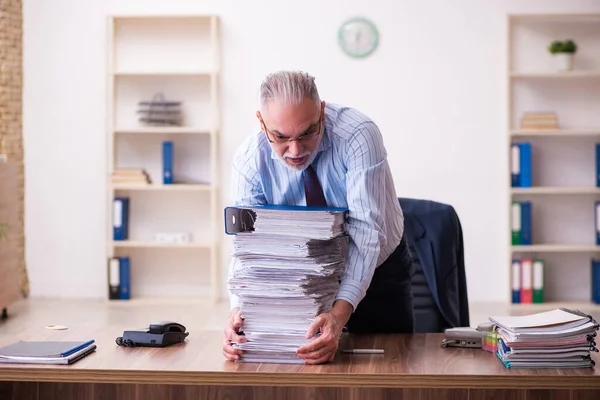 Alter Geschäftsmann Mitarbeiter unzufrieden mit exzessiver Arbeit im Büro — Stockfoto