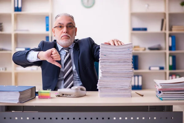 Gammal affärsman anställd missnöjd med överdrivet arbete på kontoret — Stockfoto