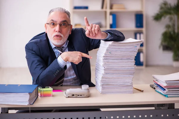 Gammal affärsman anställd missnöjd med överdrivet arbete på kontoret — Stockfoto