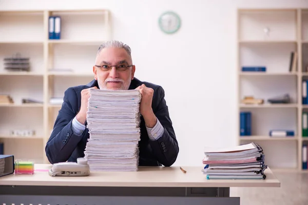 Alter Geschäftsmann Mitarbeiter unzufrieden mit exzessiver Arbeit im Büro — Stockfoto