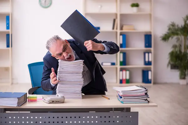 Vecchio impiegato uomo d'affari infelice con il lavoro eccessivo in ufficio — Foto Stock