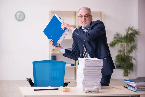 Alter Geschäftsmann Mitarbeiter unzufrieden mit exzessiver Arbeit im Büro — Stockfoto