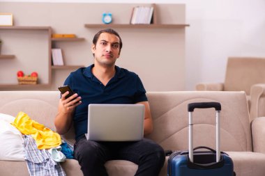 Genç adam eve dönüş yolculuğuna hazırlanıyor.