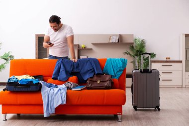 Genç öğrenci eve gitmek için hazırlanıyor.