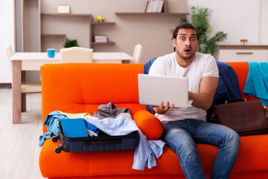 Genç öğrenci eve gitmek için hazırlanıyor.