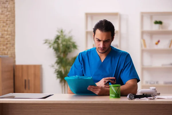 Klinikte çalışan genç erkek doktor. — Stok fotoğraf