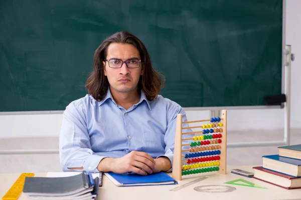 Joven profesor masculino delante de la pizarra verde —  Fotos de Stock