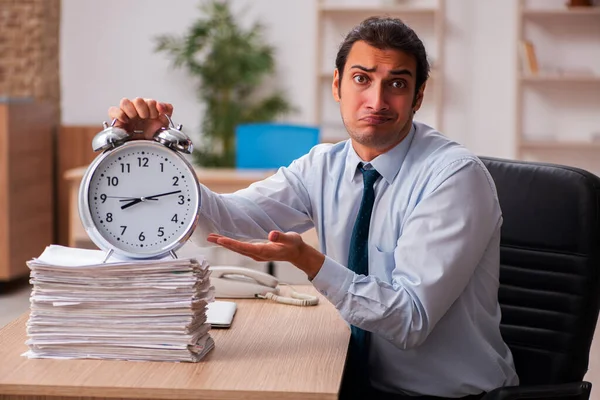Joven empleado masculino en concepto de gestión del tiempo — Foto de Stock