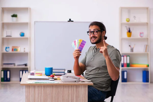 Joven diseñador masculino trabajando en la oficina —  Fotos de Stock