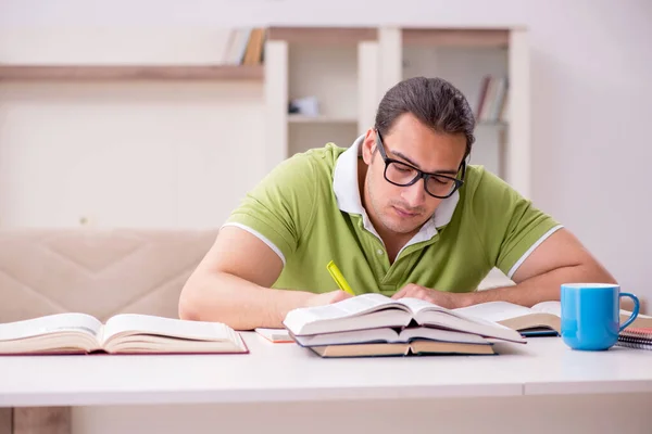 Jovem estudante do sexo masculino se preparando para exames em casa — Fotografia de Stock