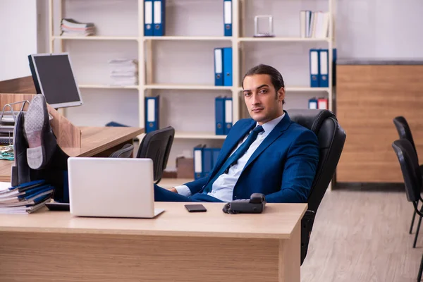 Joven empleado masculino que trabaja en la oficina — Foto de Stock