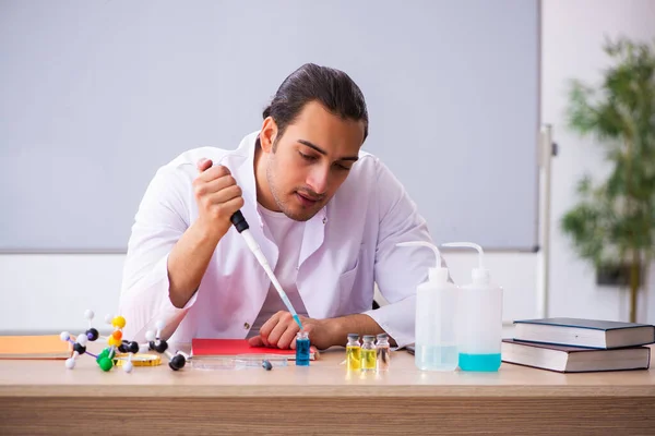 Jovem professor de química masculino em sala de aula — Fotografia de Stock