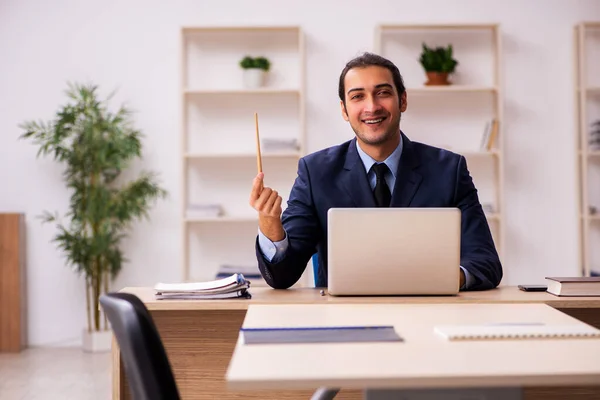 Ung manlig arbetsgivare som sitter på kontoret — Stockfoto