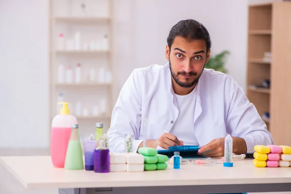 Молодий хімік-чоловік тестує мило в лабораторії — стокове фото