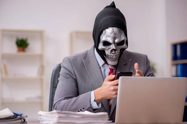 Διαβολικός επιχειρηματίας υπάλληλος που κάθεται στο χώρο εργασίας — Φωτογραφία Αρχείου