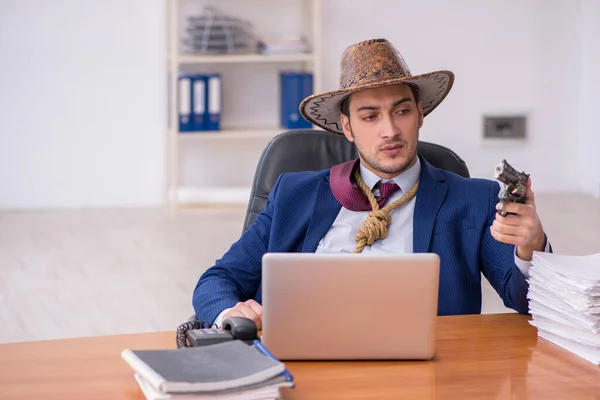 Fiatal cowboy üzletember dolgozik a munkahelyen — Stock Fotó