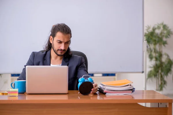 Junge männliche Lehrer im Klassenzimmer — Stockfoto