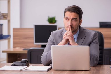 Ofiste çalışan genç işadamı.