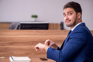 Ofiste çalışan genç işadamı.