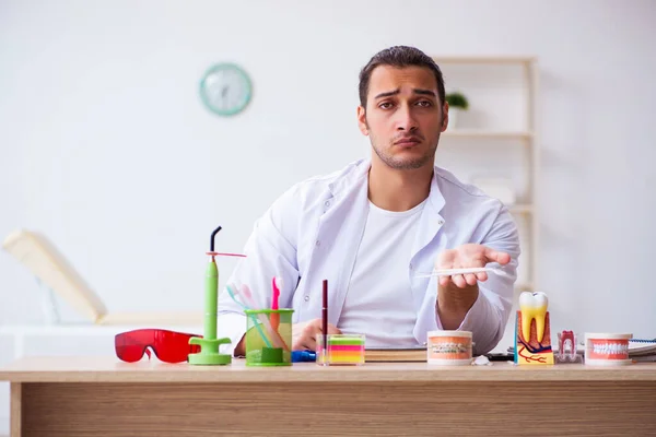 Joven dentista masculino que trabaja en la clínica — Foto de Stock