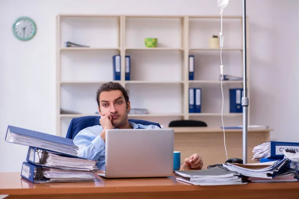 Junge männliche Mitarbeiter leiden am Arbeitsplatz — Stockfoto