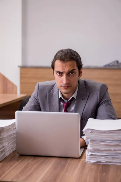 젊은 남성 고용인은 사무실에서 과 도 한 일을 하는 것을 싫어 한다 — 스톡 사진