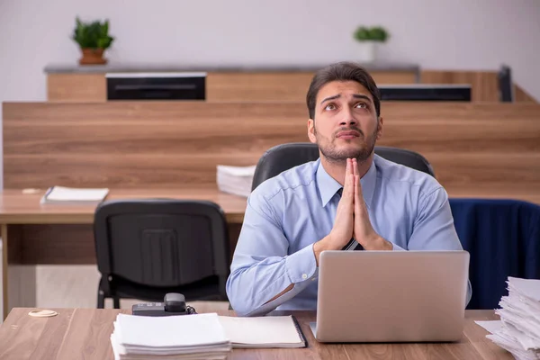 Jonge mannelijke werknemer en te veel werk op kantoor — Stockfoto