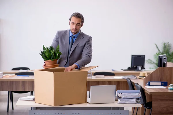 Jovem empregado masculino sendo demitido de seu trabalho — Fotografia de Stock