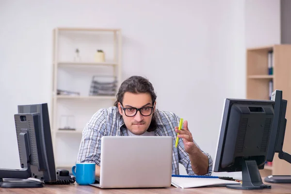 Jeune homme il spécialiste travaillant dans le bureau — Photo