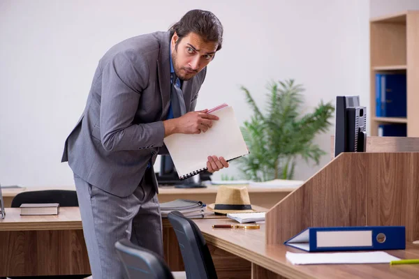 Junge männliche Mitarbeiter in Wirtschaftsspionage-Konzept — Stockfoto