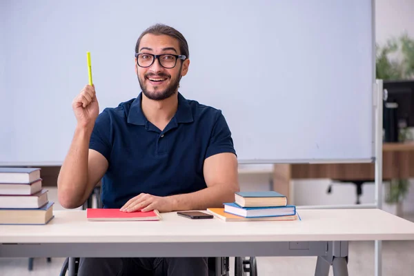 Jonge gehandicapte mannelijke student in de klas — Stockfoto