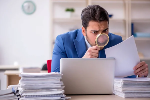 Empleado joven de negocios y demasiado trabajo en la oficina —  Fotos de Stock