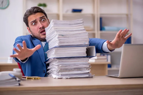 Jungunternehmer und zu viel Arbeit im Büro — Stockfoto