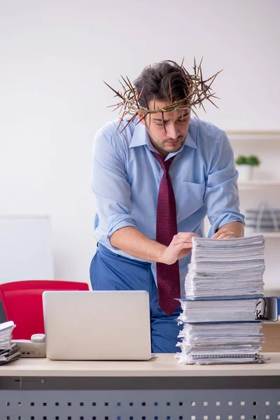 Young male employee wearing prickly wreath on head — Stock Photo, Image